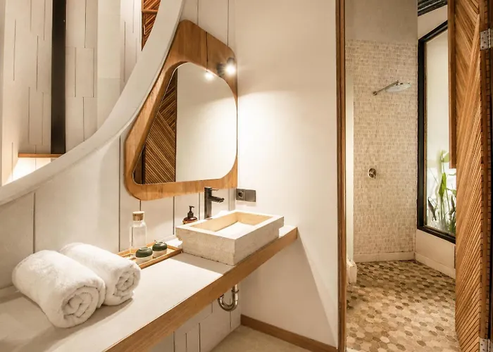 Modern 1-Br Loft With Art Deco Vibe Shared Pool *